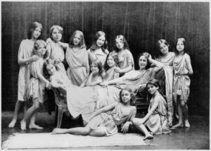 Isadora Duncan con le alunne della Grunewald School, 1908