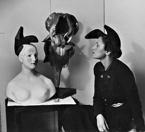 Gala con il cappello-scarpa disegnato da Salvador Dalí per Elsa Schiaparelli nel 1937