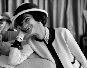 Coco Chanel con il suo iconico tailleur