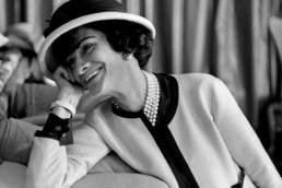 Coco Chanel con il suo iconico tailleur