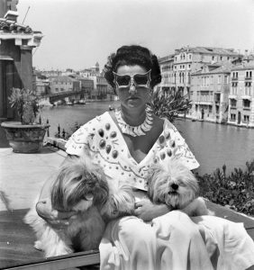 Peggy Guggenheim con gli occhiali a farfalla creati per lei da Edward Melcarth