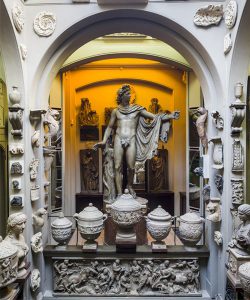 Sir John Soane's Museum, interno con la statua di Apollo