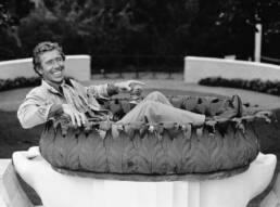 Lord Snowdon nella giardino della casa di Peter Sellers, Londra, metà anni Settanta