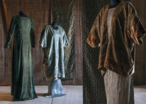 Abiti e tessuti Fortuny esposti nella collezione di Palazzo Fortuny a Venezia
