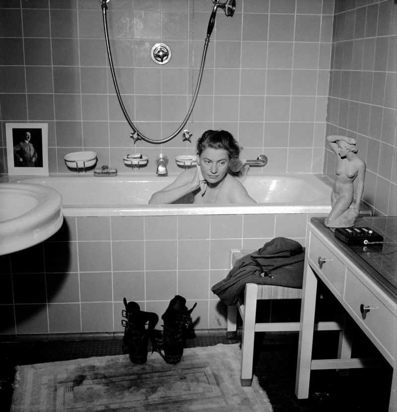 David Sherman, Lee Miller nella vasca da bagno di Adolf Hitler, 1945