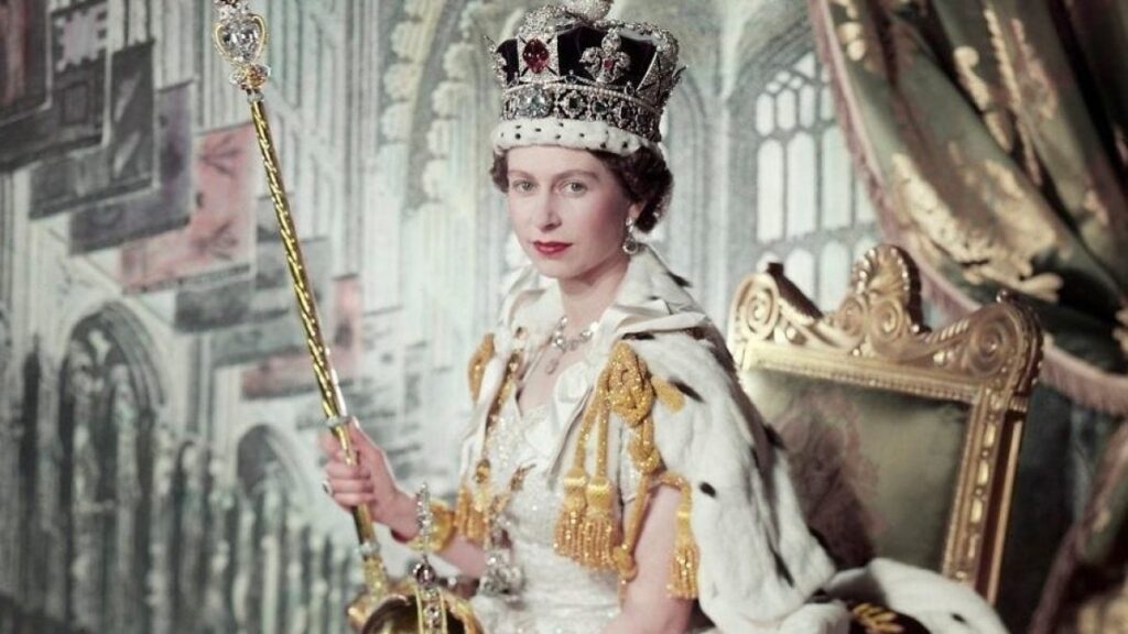 Elisabetta II e le sue corone