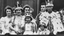 La principessa Elisabetta e il resto della famiglia reale dopo la cerimonia di incoronazione del padre, Re Giorgio VI, 12 maggio del 1937.