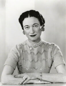 Ritratto di Wallis Simpson con indosso un bracciale con croci, disegnato per lei da Cartier nel 1934