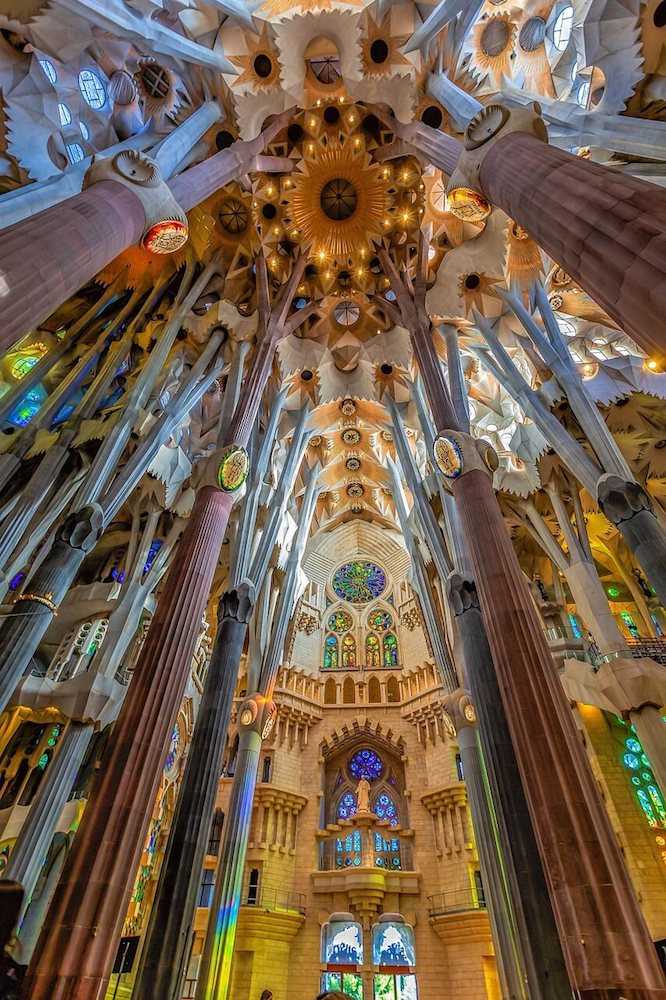 Antoni Gaudí, Interno della Sagrada Familia, costruzione iniziata nel 1882