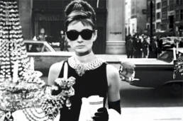 Audrey Hepburn in una scena del film Colazione da Tiffany, diretto da Blake Edwards, 1961
