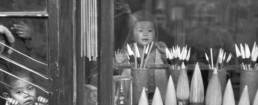 Henri Cartier-Bresson, In Lui Chi Chang, la via dei negozi di antiquariato, la vetrina di un venditore di pennelli, 1948
