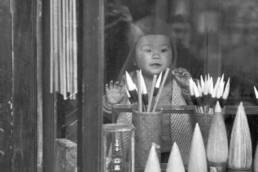 Henri Cartier-Bresson, In Lui Chi Chang, la via dei negozi di antiquariato, la vetrina di un venditore di pennelli, 1948