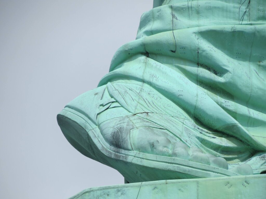 Frédéric Auguste Bartholdi, La Statua della Libertà, dettaglio del piede che avanza, 1876-1885