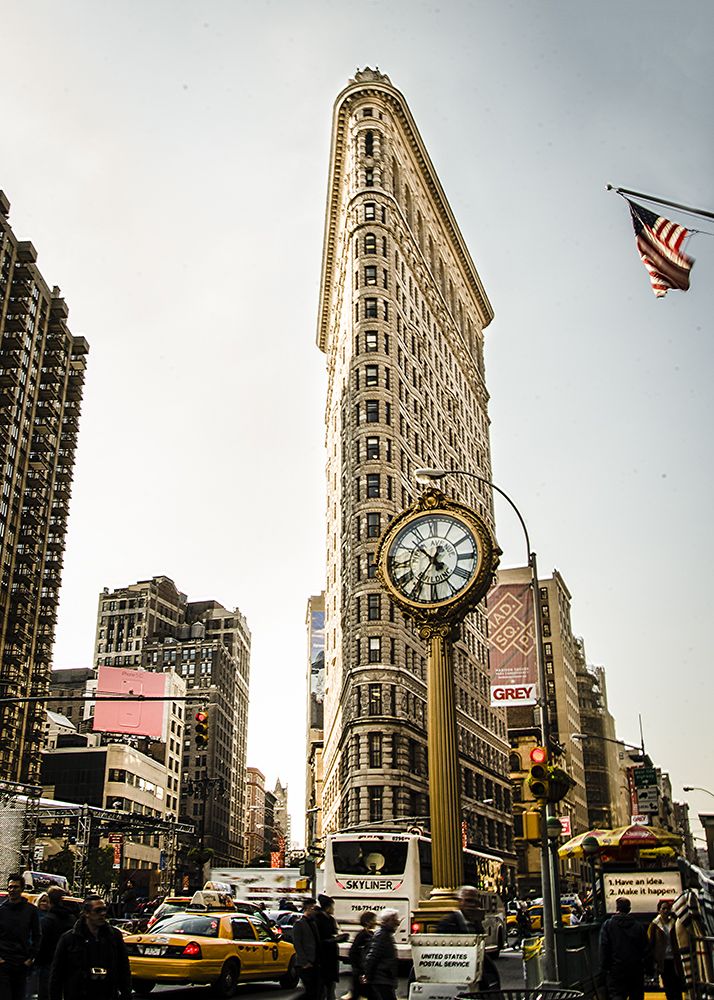 Veduta del Flatiron Building con il Fifth Avenue Building Clock, Flatiron District di Manhattan, New York City